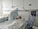 23、护理队员为病人进行呼吸管道护理