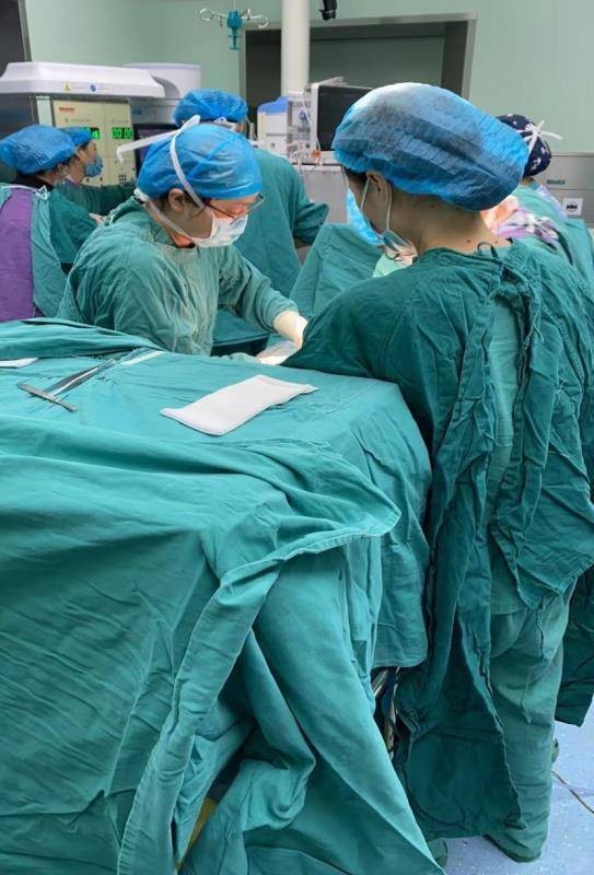 [封面新闻]入院到娃娃剖出仅用17分钟，医护人员“狂飙”急救脐带脱垂双胞胎孕妇